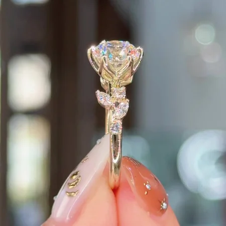Round Cut Diamond White...